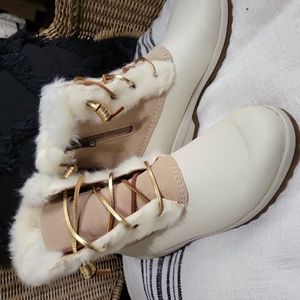 NEW WOMENS TAN CREAM SPERRY DUCK BOOTS WITH FAUX FUR.  CUTE DETAILS SIZE 9.5